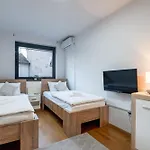 Lägenhet Modern 3 Bdr With Free Parking And Patio Sarajevo
