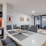 Modern 3 Bdr With Free Parking And Patio Daire *