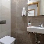 Modern 3 Bdr With Free Parking And Patio Apartment *