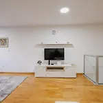 Lägenhet Modern 3 Bdr With Free Parking And Patio