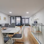 Modern 3 Bdr With Free Parking And Patio