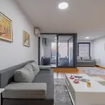 Lägenhet Modern 3 Bdr With Free Parking And Patio