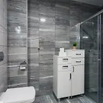 Modern 3 Bdr With Free Parking And Patio