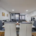 Modern 3 Bdr With Free Parking And Patio Sarajevo