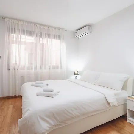 Modern 3 Bdr With Free Parking And Patio