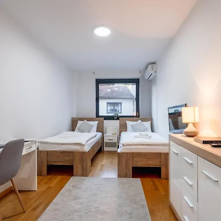 Modern 3 Bdr With Free Parking And Patio *