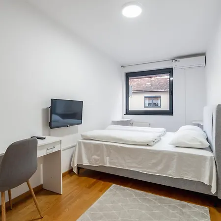 Modern 3 Bdr With Free Parking And Patio