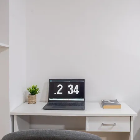 Modern 3 Bdr With Free Parking And Patio Apartment