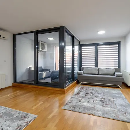 Apartment Modern 3 Bdr With Free Parking And Patio