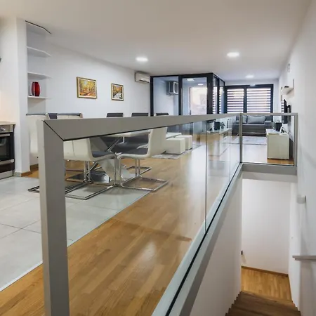 Apartment Modern 3 Bdr With Free Parking And Patio