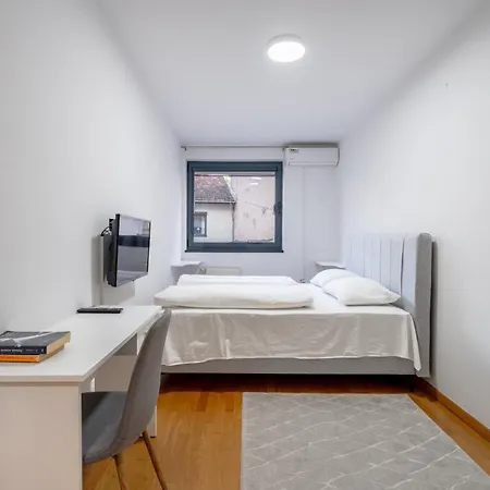 Modern 3 Bdr With Free Parking And Patio Apartment