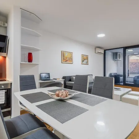 Modern 3 Bdr With Free Parking And Patio Apartment *