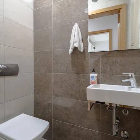 Modern 3 Bdr With Free Parking And Patio Apartment *