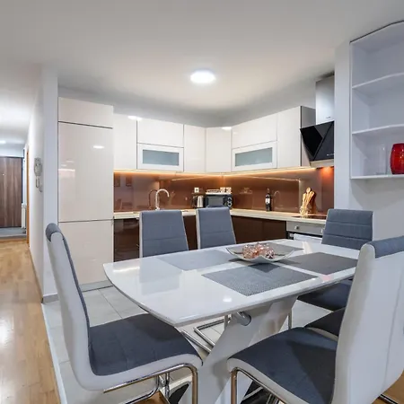 Modern 3 Bdr With Free Parking And Patio * Sarajevo