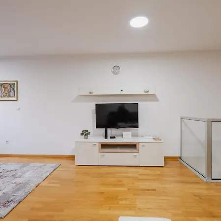 Apartment Modern 3 Bdr With Free Parking And Patio