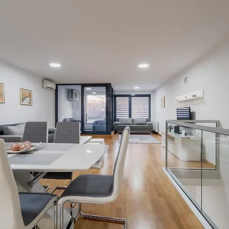 Modern 3 Bdr With Free Parking And Patio