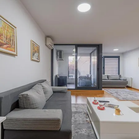Apartment Modern 3 Bdr With Free Parking And Patio