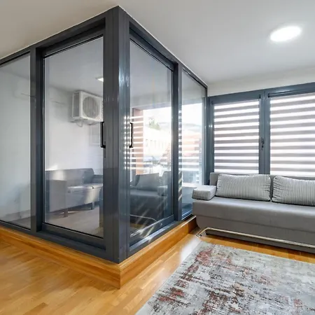Modern 3 Bdr With Free Parking And Patio Sarajevo