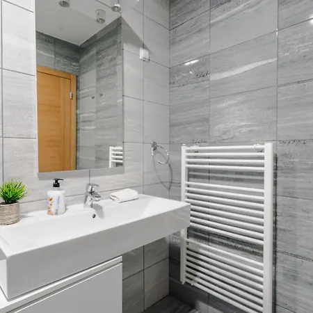 Apartment Modern 3 Bdr With Free Parking And Patio