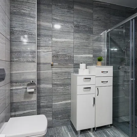 Modern 3 Bdr With Free Parking And Patio