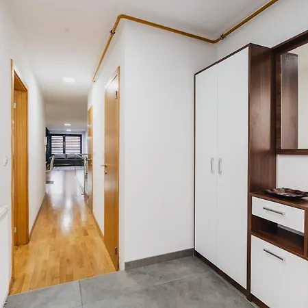Modern 3 Bdr With Free Parking And Patio * Sarajevo