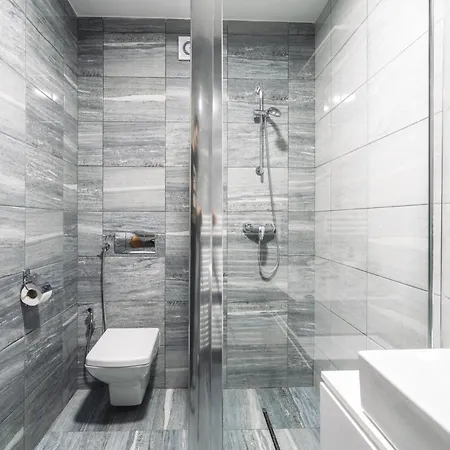 Modern 3 Bdr With Free Parking And Patio