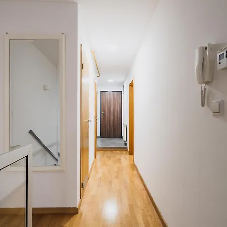 Modern 3 Bdr With Free Parking And Patio Apartment