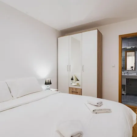 Modern 3 Bdr With Free Parking And Patio *