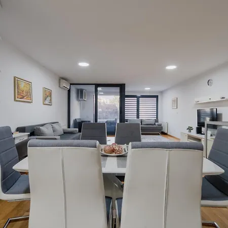 Modern 3 Bdr With Free Parking And Patio Sarajevo