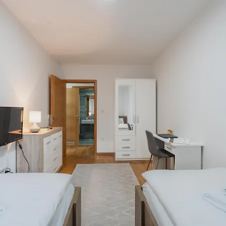 Modern 3 Bdr With Free Parking And Patio