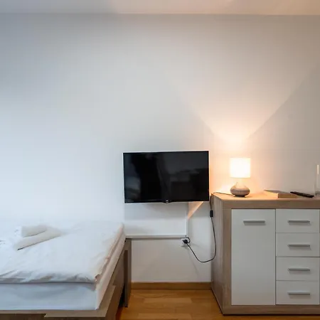 Modern 3 Bdr With Free Parking And Patio
