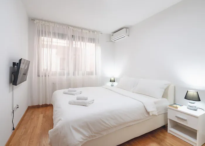 Modern 3 Bdr With Free Parking And Patio