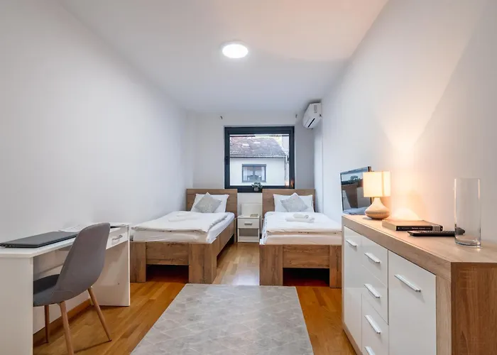 Modern 3 Bdr With Free Parking And Patio *