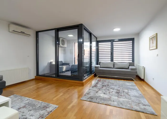 Apartment Modern 3 Bdr With Free Parking And Patio