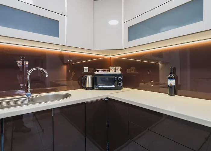 Modern 3 Bdr With Free Parking And Patio Apartment *