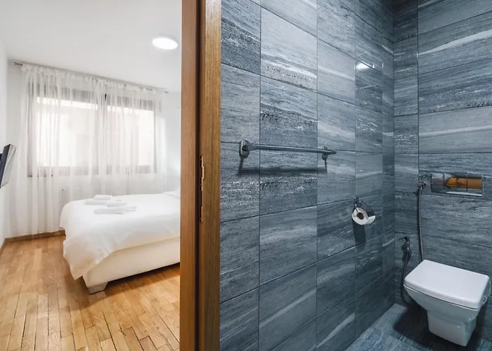 Apartment Modern 3 Bdr With Free Parking And Patio