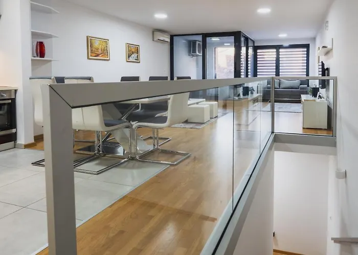 Apartment Modern 3 Bdr With Free Parking And Patio