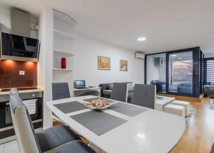 Modern 3 Bdr With Free Parking And Patio Apartment *