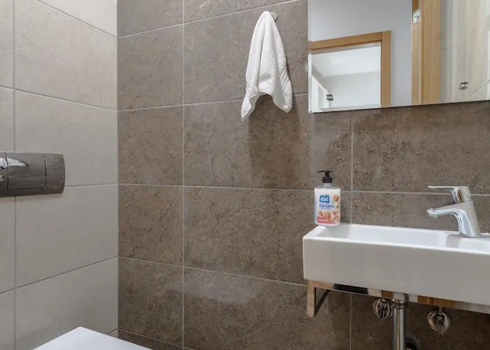 Modern 3 Bdr With Free Parking And Patio Apartment *