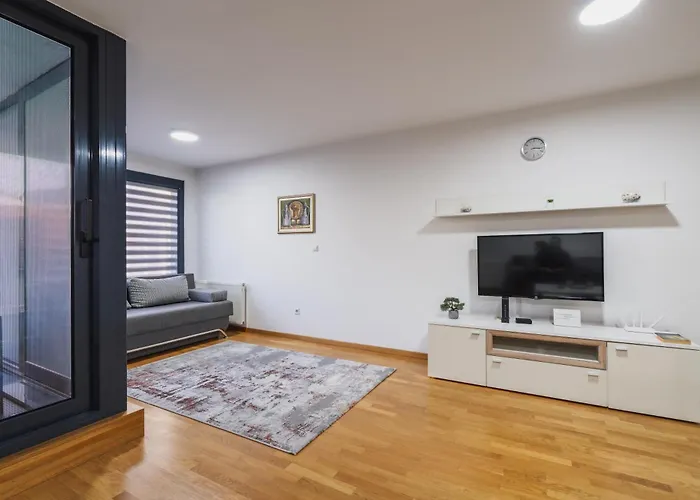 Apartment Modern 3 Bdr With Free Parking And Patio