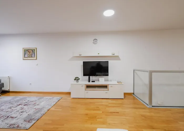 Apartment Modern 3 Bdr With Free Parking And Patio