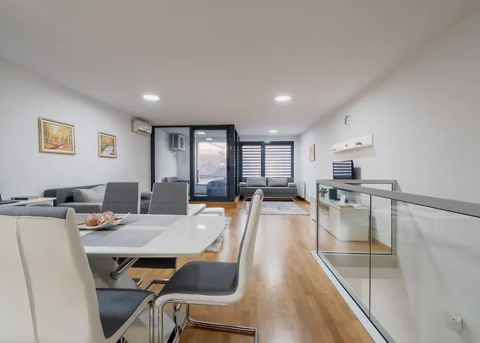 Modern 3 Bdr With Free Parking And Patio