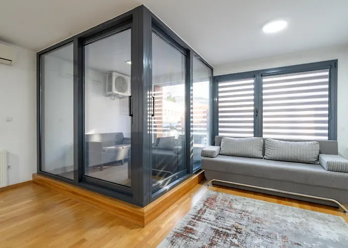 Modern 3 Bdr With Free Parking And Patio Sarajevo