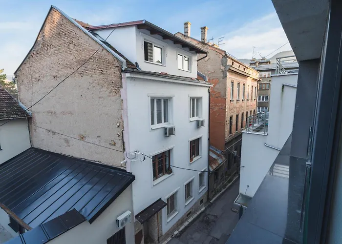 Modern 3 Bdr With Free Parking And Patio