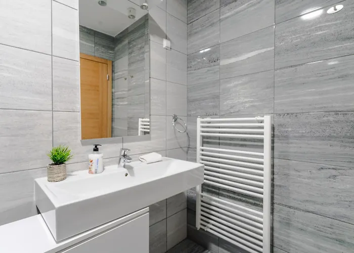 Apartment Modern 3 Bdr With Free Parking And Patio