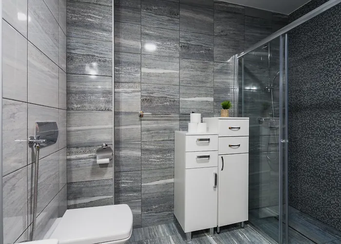 Modern 3 Bdr With Free Parking And Patio