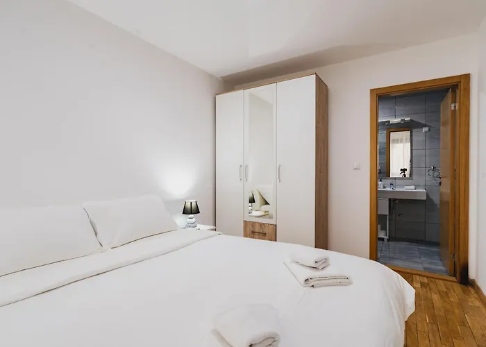 Modern 3 Bdr With Free Parking And Patio *