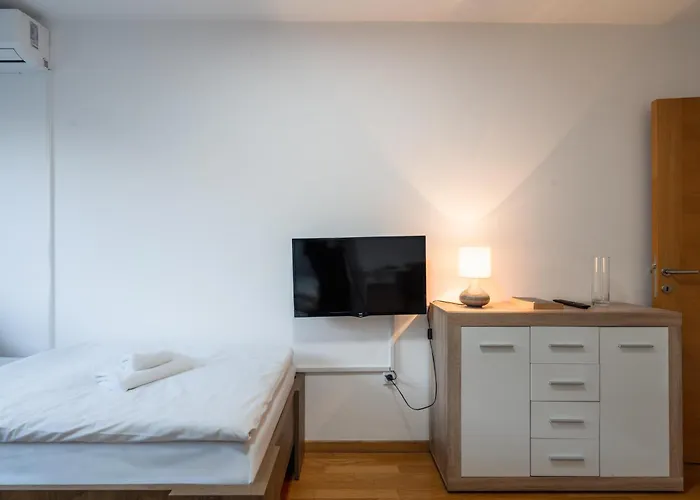 Modern 3 Bdr With Free Parking And Patio